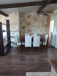 a dining room with a table and white chairs at Moderno Loft en Urb La Marina in San Fulgencio