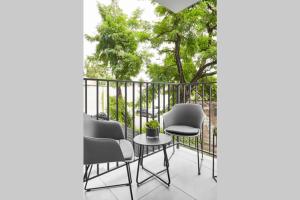 grupa krzeseł i stół na balkonie w obiekcie HOUSEHOST Apartment: Miodowa 42/8a Street w Krakowie