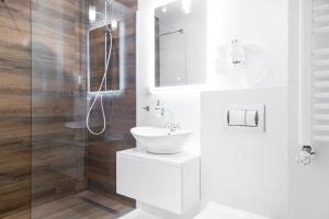 Kúpeľňa v ubytovaní HOUSEHOST Apartment: Miodowa 42/8a Street