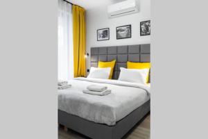 Posteľ alebo postele v izbe v ubytovaní HOUSEHOST Apartment: Miodowa 42/8a Street