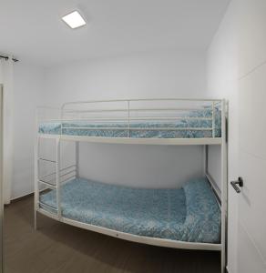 a bunk bed room with two bunk beds at Apartamento Murillo in Barbate