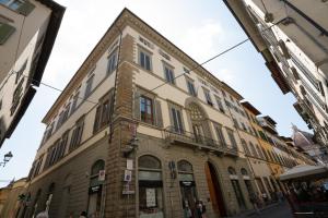 un viejo edificio en una calle en una ciudad en First of Florence en Florencia