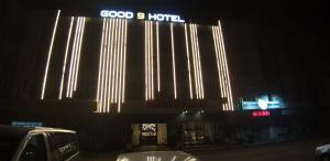 een gebouw met een goed hotelbord 's nachts bij GOOD 9 HOTEL - Cahaya Kota Puteri in Pasir Gudang