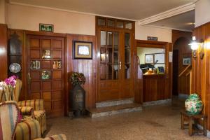 ビエスカスにあるHotel Casa Rubaの木製のドアと花瓶のあるロビー