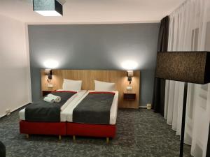 a bedroom with a large bed in a room at Hanse-Hotel Stendal in Stendal