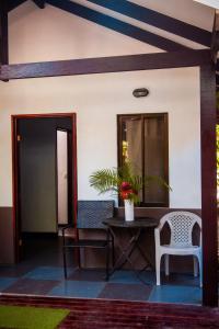 Bambutel Cocles في بويرتو فيجو: غرفة مع طاولة وكراسي أمام المبنى