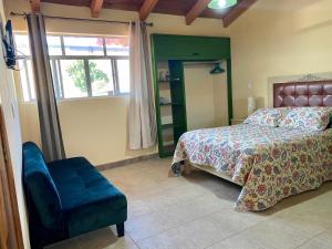 ein Schlafzimmer mit einem Bett, einem Stuhl und einem Fenster in der Unterkunft Habitación agradable in Comitán de Domínguez