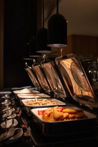 una línea de buffet con muchos tipos diferentes de comida en Crowne Plaza Vientiane, an IHG Hotel, en Vientiane