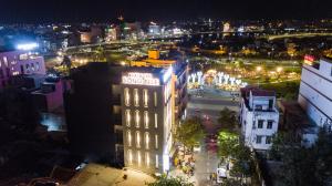 绥和市Nile Hotel Phu Yen的夜晚城市里灯火通明的建筑