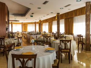 Hotel Fabius tesisinde bir restoran veya yemek mekanı