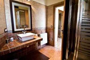 La salle de bains est pourvue d'un lavabo et d'un miroir. dans l'établissement Casa Rural Aquilamas, à La Bastida