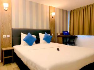 Postel nebo postele na pokoji v ubytování Hotel RBX - Roubaix Centre