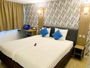 Postel nebo postele na pokoji v ubytování Hotel RBX - Roubaix Centre