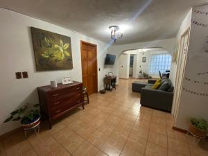 ein Wohnzimmer mit einem Sofa und einem Tisch in der Unterkunft Pura Vida! Ciudad Hidalgo in Ciudad Hidalgo