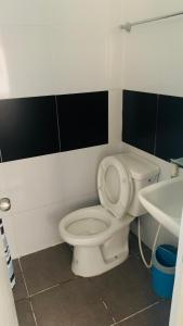 een badkamer met toilet en wastafel bij Anang Balay Turista in El Nido