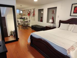 A bed or beds in a room at Hospedaje en Quito Norte, Apartamento & Suite independientes