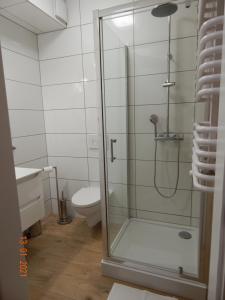 A bathroom at Przystanek Opole - MIKROAPARTAMENTY