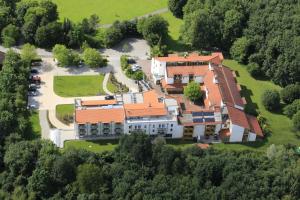 an aerial view of a large building with a yard at Hotel und Appartementhof Waldeck in Bad Füssing
