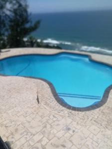 une grande piscine avec une piscine bleue dans l'établissement Seaside Retreat Unit 2, à Durban