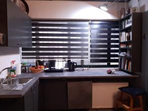 Кухня или мини-кухня в Cozy Studio 10 min by foot from metro Acropolis
