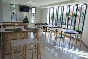 北革โรงแรมดับเบิ้ลดี ปากเกร็ด Double D hotel的有桌椅和窗户的餐厅