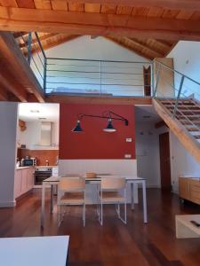 eine Küche und ein Esszimmer mit einem Tisch und einer Treppe in der Unterkunft CASA RURAL AINGERU NATURALEZA Y MONTAÑA in Oñate