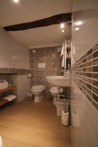 een badkamer met een toilet en een wastafel bij Albachiara in Napels