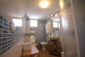 ein Bad mit einem WC und einem Waschbecken in der Unterkunft Albachiara in Neapel
