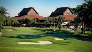 uma vista para um campo de golfe com um resort em The Saujana Kuala Lumpur em Subang Jaya
