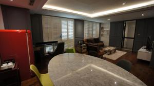 a living room with a large table and chairs at 朵兒dor韓國汗蒸幕 동대문점 商務旅店 in Taipei