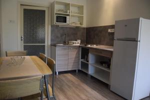 Kuchyň nebo kuchyňský kout v ubytování La Siesta Bogács Apartman