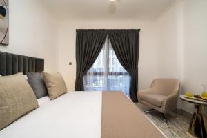 Gulta vai gultas numurā naktsmītnē Durrani Homes - Old Town Lux 1 bed Besides Dubai Mall