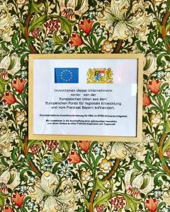 una imagen de un documento en una pared con flores en Molo Rouge en Wunsiedel