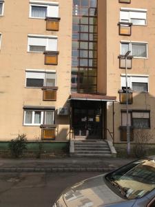 ein vor einem Gebäude geparkt in der Unterkunft Zen apartman in Szolnok