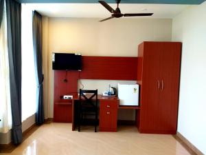 una oficina con escritorio y silla en una habitación en Laurel Heights Resort Idukki, en Idukki