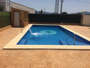 een groot zwembad op een patio bij Casa de invitados con piscina privada y WIFI in Murcia