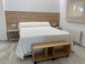 ムルシアにあるCasa de invitados con piscina privada y WIFIのベッドと木製のヘッドボードのある寝室 +17枚の写真