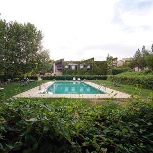 una piscina en medio de un patio en Hotel Rural Casa Pernías en Moratalla
