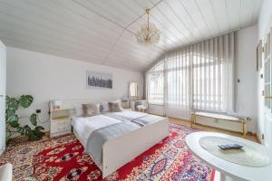 1 dormitorio con 1 cama grande y 1 mesa en Willa Gencjana, en Szklarska Poręba