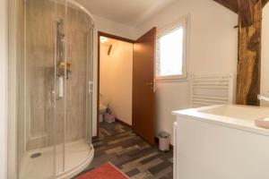 y baño con ducha y lavamanos. en Maison entre Campagne et Foret, en Aspret-Sarrat
