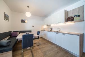 Kuchyňa alebo kuchynka v ubytovaní Ferienwohnung Kratzberg Edelweiss