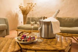 a table with two glasses and a bottle of wine at Hotel Rural Casa Pernías in Moratalla