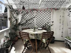 a table and chairs on a patio with plants at RaMaya, casa d'artista in Biella
