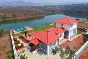 Casa Paun by StayVista - A lake-view villa with Infinity pool, Modern interiors & an amphitheatre