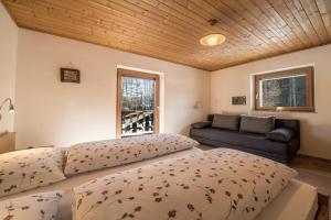 Ferienwohnung Kesselberg Edelweiss في أفيلينغو: غرفة معيشة مع سرير وأريكة