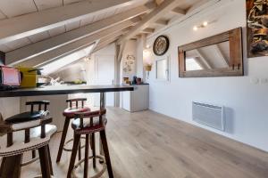 een keuken met een aanrecht en krukken in een kamer bij The Attic - Ideally located in the old town in Annecy