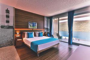 Postel nebo postele na pokoji v ubytování Carine Hotel Kumbor Superior