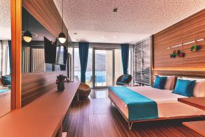 Postel nebo postele na pokoji v ubytování Carine Hotel Kumbor Superior