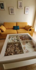 ein Wohnzimmer mit einem Sofa und einem Tisch voller Felsen in der Unterkunft Apartament Mia in Deltebre