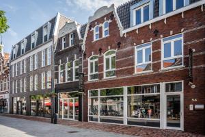 un edificio de ladrillo con ventanas en una calle en Hotel Residentie Vlissingen, en Vlissingen